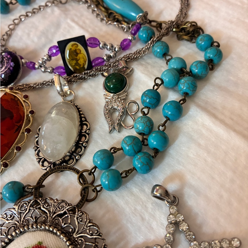 Mixed Charm, Pendants, Brooches, Keychain, Crosses & Religious Items - Picture 6 of 9